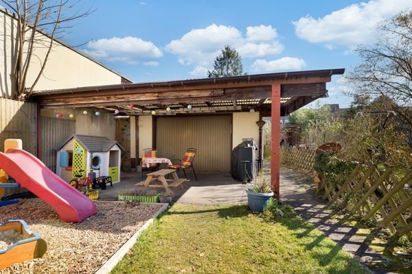 Garagenansicht mit Spielplatz