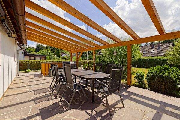 Überdachte große Terrasse