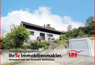 Wohnhaus-Ansicht mit Garage