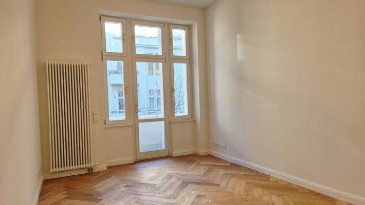 Wohn - und Schlafzimmer mit Fischgrätparkett 