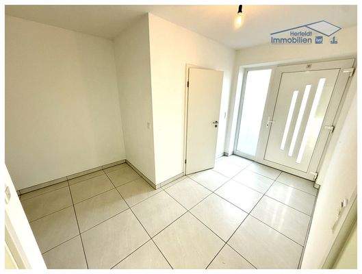 Großzügiger Eingangsbereich mit einladender Atmosphäre