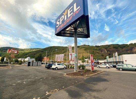 Zuwegung u. Parkfläche