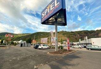 Zuwegung u. Parkfläche