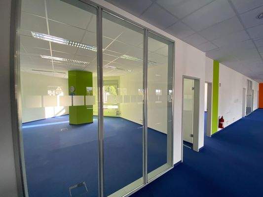 Ein weiteres Büro mit lichtdurchlässigen Glaswänden