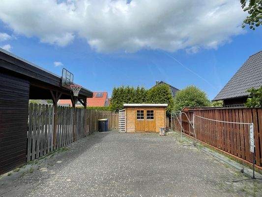 gepflasterte Fläche neben dem Haus (Wohnmobil etc.)