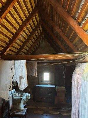 Dachboden mit Dacheindeckung