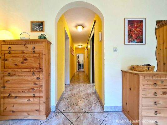 Langer Flur von der Diele abgehend