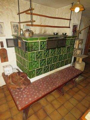 wasserführender Kachelofen im Wohnbereich 