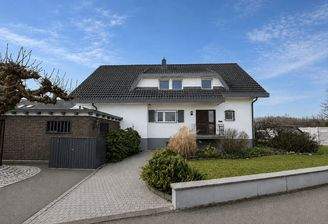 Einfamilienhaus mit Garage und Freisitz