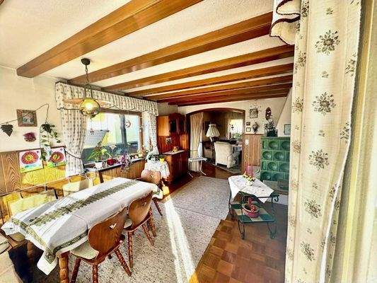 Esszimmer mit Kachelofen