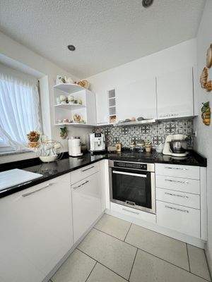 Neuwertige Einbauküche inklusive