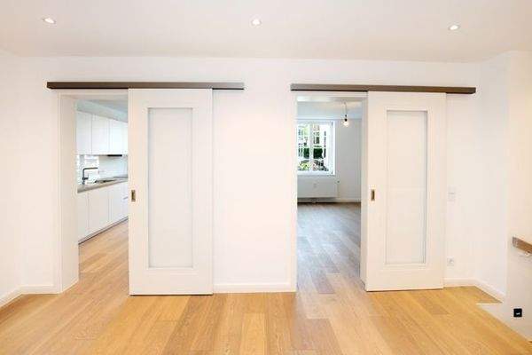 Schiebetüren oben zur Küche und Wohnzimmer