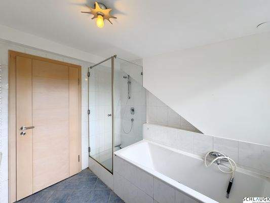 Badezimmer 2. OG mit Dusche und Wanne