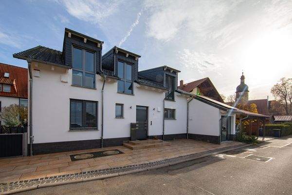 Ansicht Strasse mit Stellplätzen