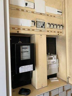 70/ Im Erdgeschossflur die jeweiligen Stromzähler für jede Wohnung.