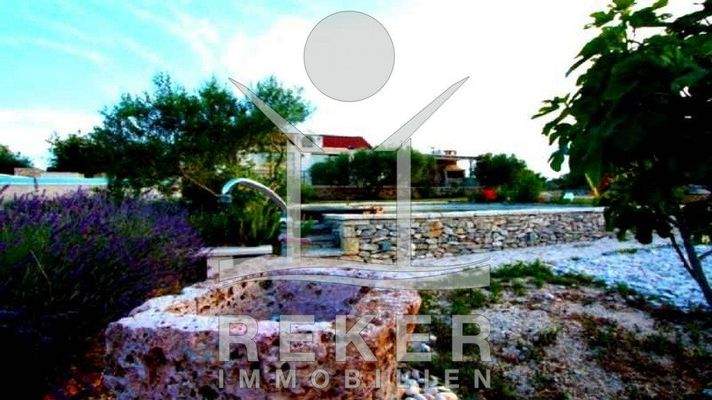 Der großen Garten ist liebevoll gestaltet und überrascht mit vielen Details