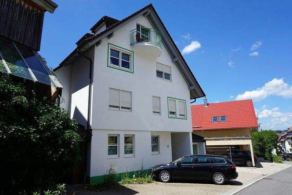 Hausansicht mit Stellplatz