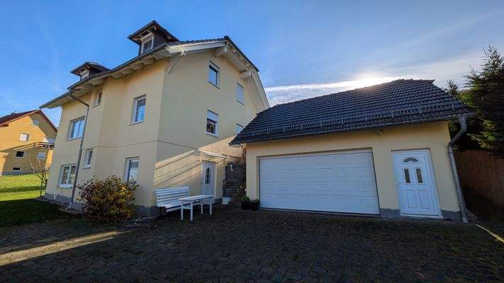 Zufahrt und Eingangsbereich Büro