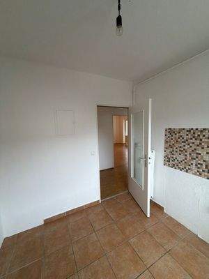 Leere Küche mit Fliesenboden