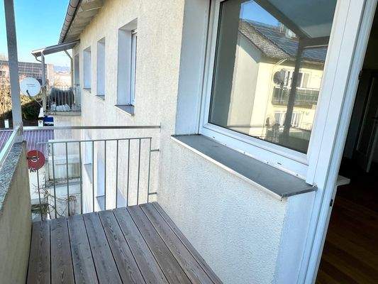 Überdachter Balkon mit Holzboden