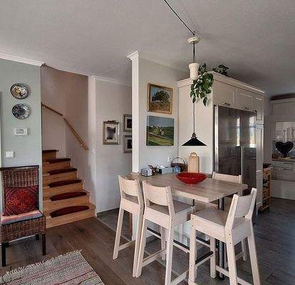 Küche - Theke - Treppenaufgang