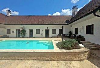 Atrium mit Swimmingpool