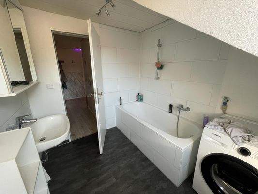 DG re renoviertes Tageslichtbad