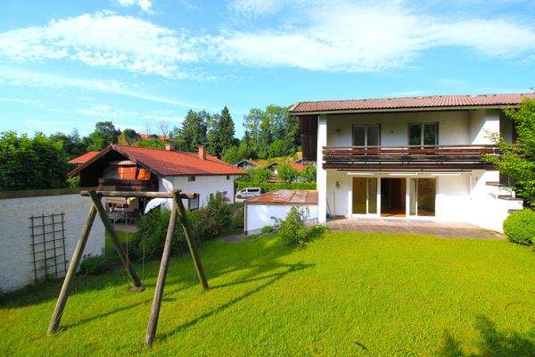 Hausansicht mit Garten