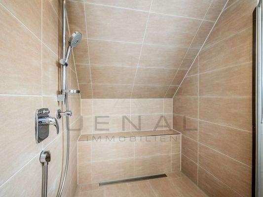 Dusche mit Sitzfläche