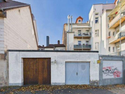Garage und Hofzufahrt