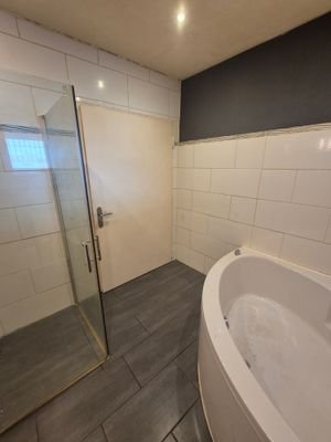 Badezimmer mit Dusche und Wanne