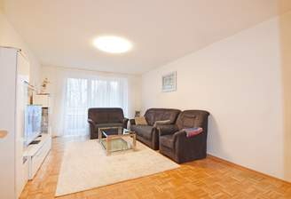 Geräumiges Wohnzimmer mit Balkon