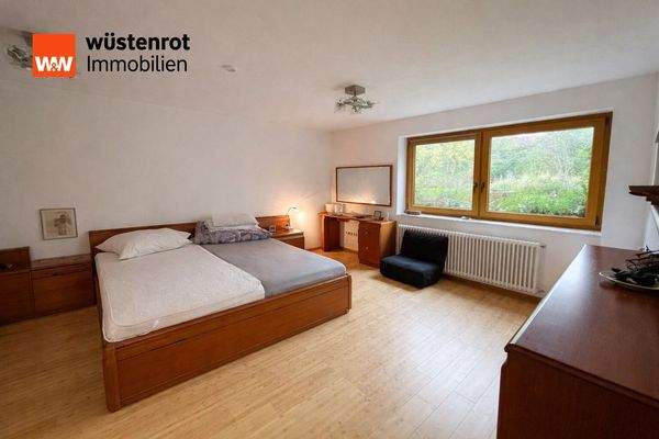 Helles Schlafzimmer mit Gartenaussicht