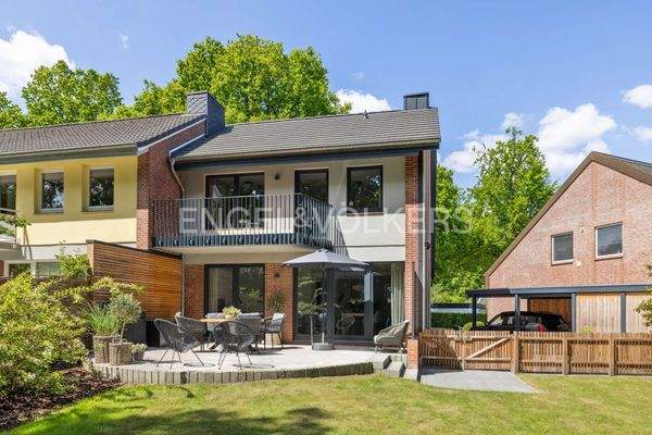 Rückwärtige Ansicht mit Carport