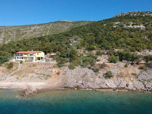 Atemberaubende Lage direkt am Meer