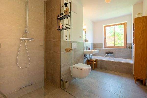 Badezimmer mit viel Tageslicht