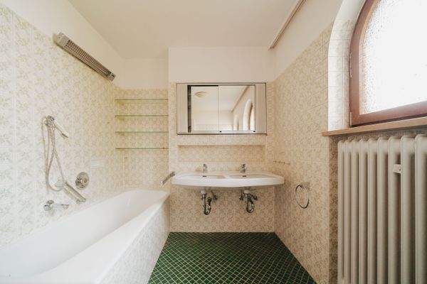 Räumlichkeiten Erdgeschoß-Bad m. Badewanne