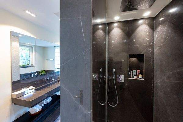 ebenerdige Dusche mit deckenintegriertem Regenduschkopf