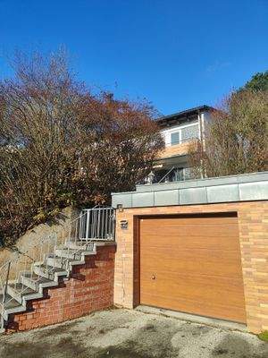 Garage mit Aufgang zum Haus