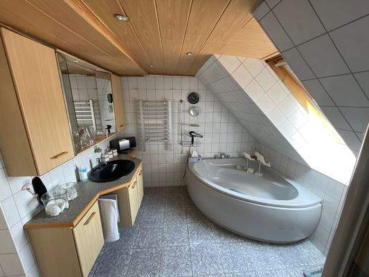 Badezimmer mit Wanne und Dusche im OG