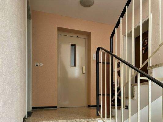 Treppenhaus mit Aufzug