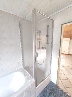 Bad mit Badewanne und Dusche Bild 3