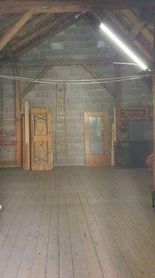 Abstellfläche unter Scheunendach