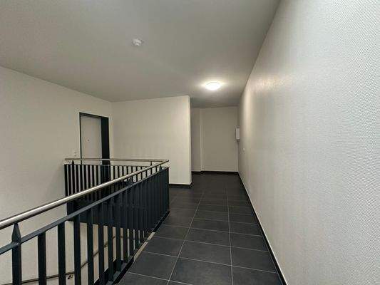 Helles Treppenhaus zum Aufzug