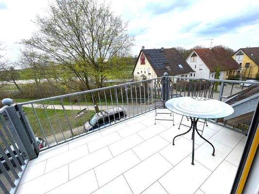 großzügiger West-Balkon