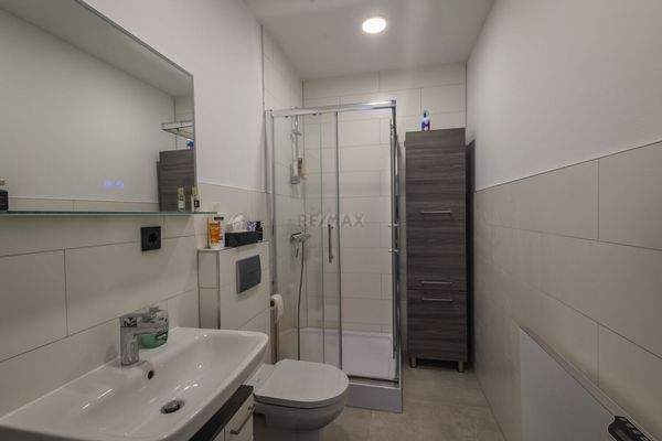 Badezimmer EG Gebäude rechts