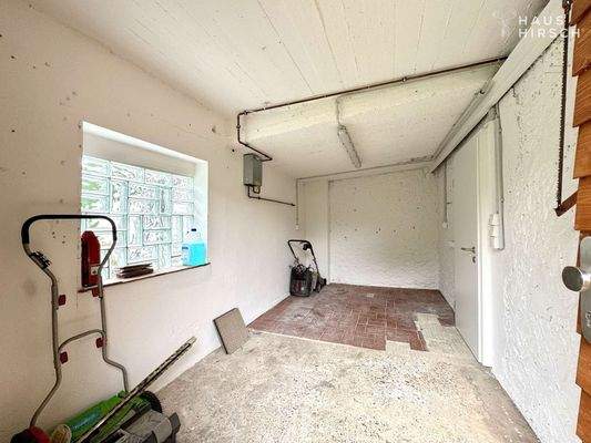 Vielseitig nutzbarer Nebenraum - ehemals Garage - mit Zugang von innen und außen