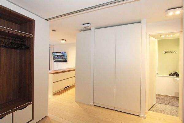 Blick aus dem - Bettmodul - Richtung Badezimmer, EBS und Küche