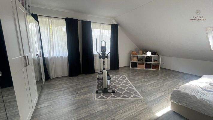 großzügiges Elternschlafzimmer