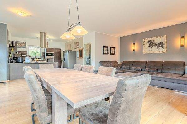 Wohn- und Essbereich mit offener Wohnküche - EG